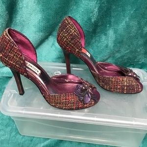 💚3/$25 Steve Madden 6.5 purple tweed heels with purple flower accent 4” heels